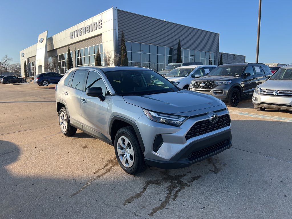 2024 Toyota RAV4 LE's photo