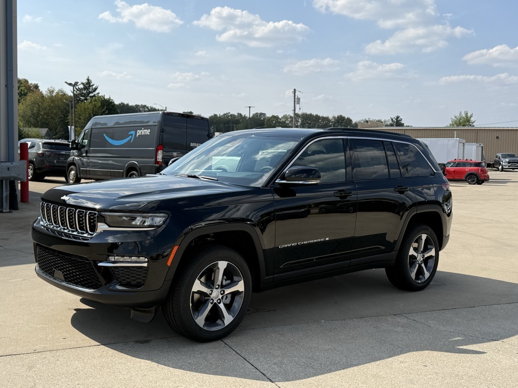 2025 Jeep Grand Cherokee Limited photo 3