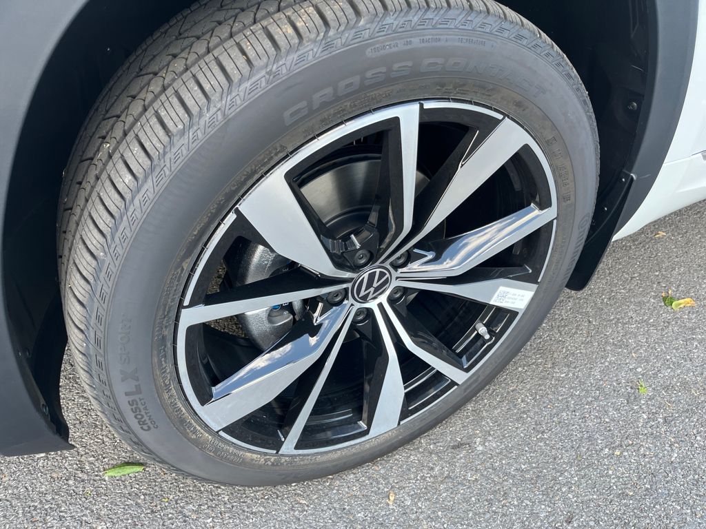 2026 Volkswagen Atlas SEL Premium R-Line photo 2