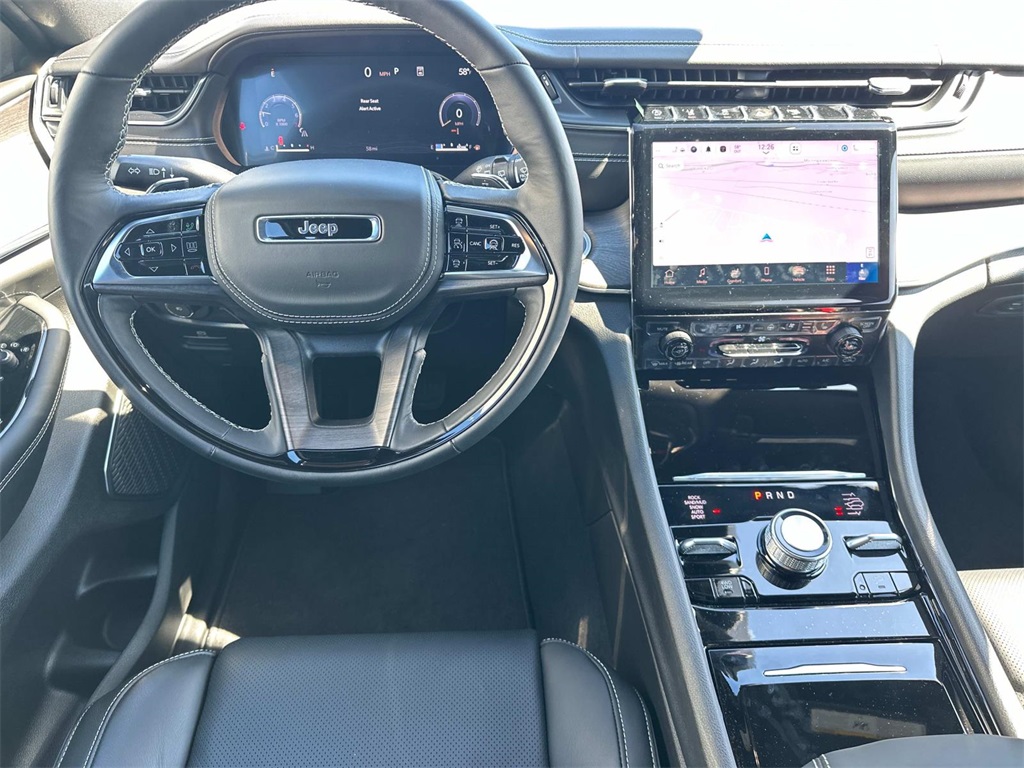 2025 Jeep Grand Cherokee Overland photo 2