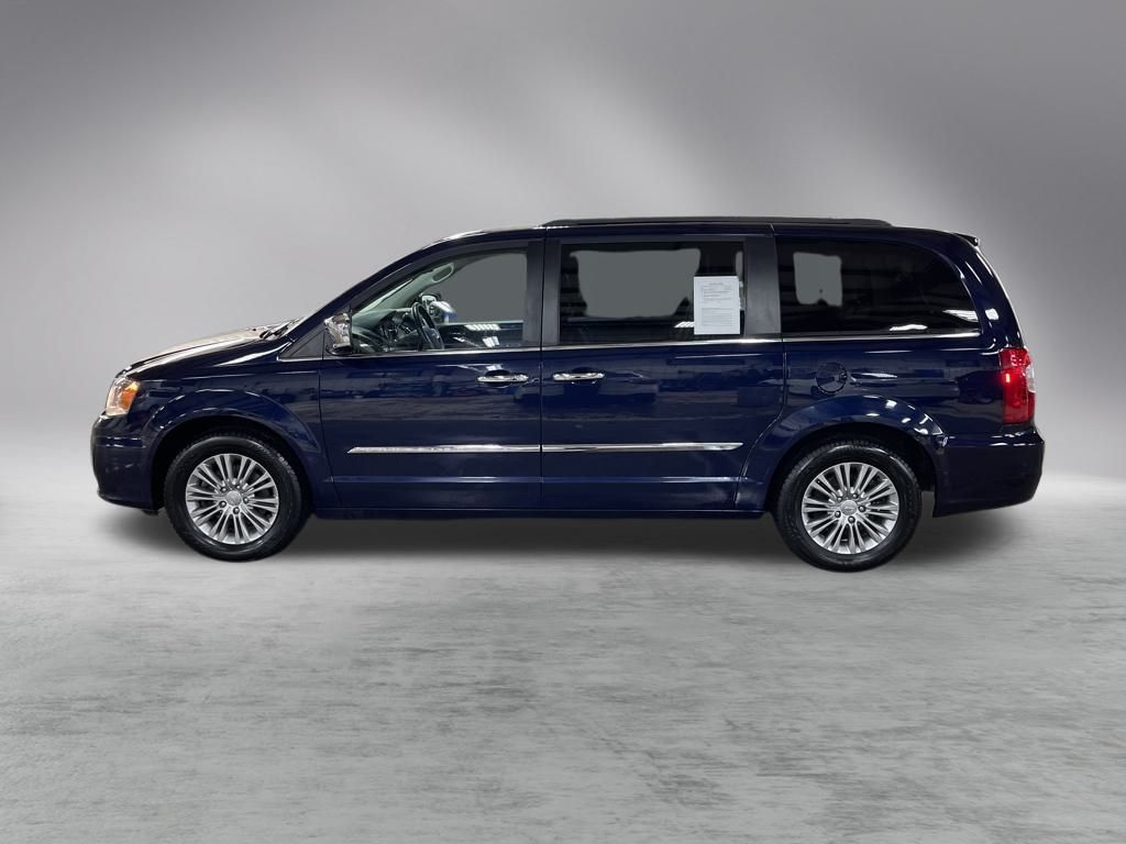 2016 Chrysler Town & Country photo 2