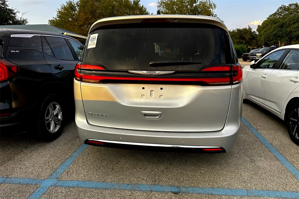 2024 Chrysler Pacifica Touring L photo 7