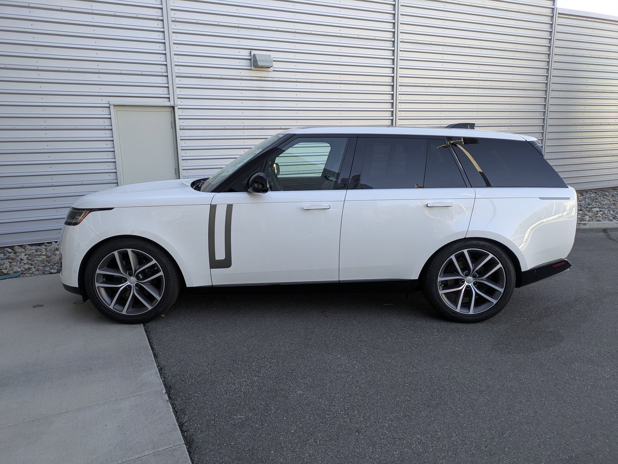 2025 Land Rover Range Rover SE photo 2