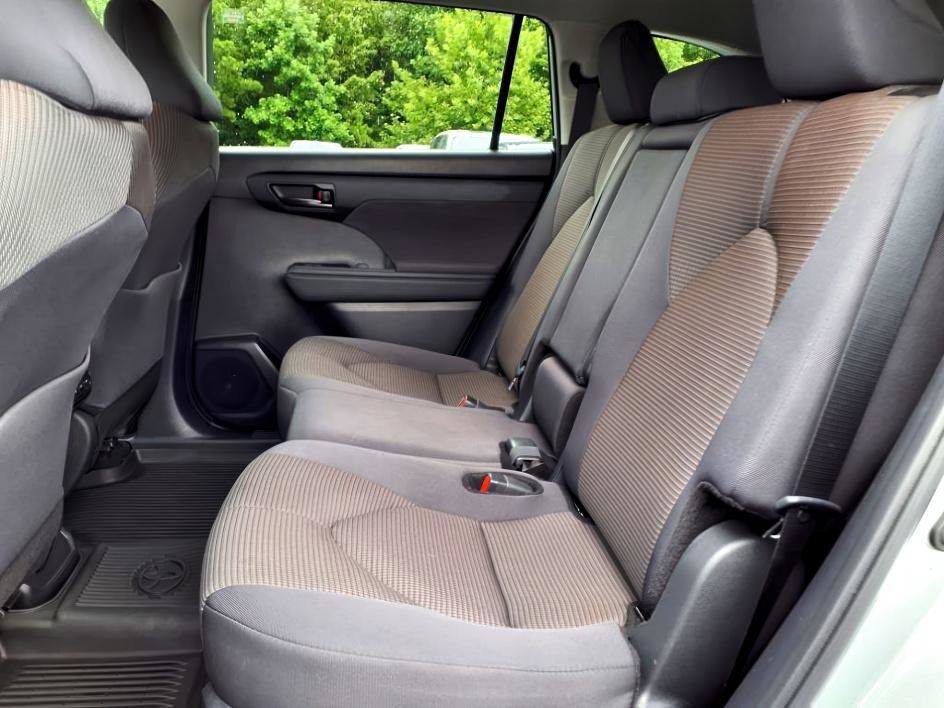 2024 Toyota Highlander LE photo 18