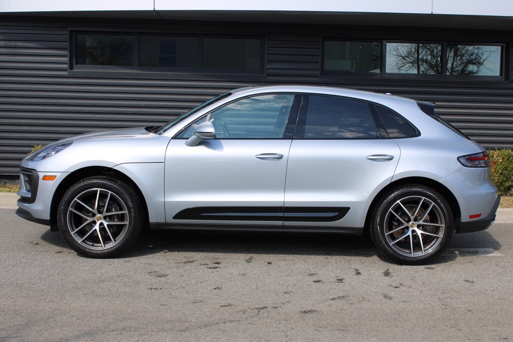 2024 Porsche Macan Base photo 2