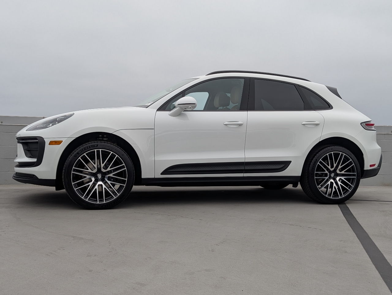 2025 Porsche Macan T photo 2