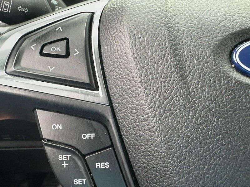 2023 Ford Edge SEL photo 17