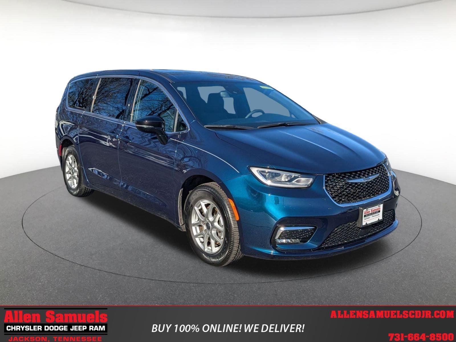 2025 Chrysler Pacifica Select's photo
