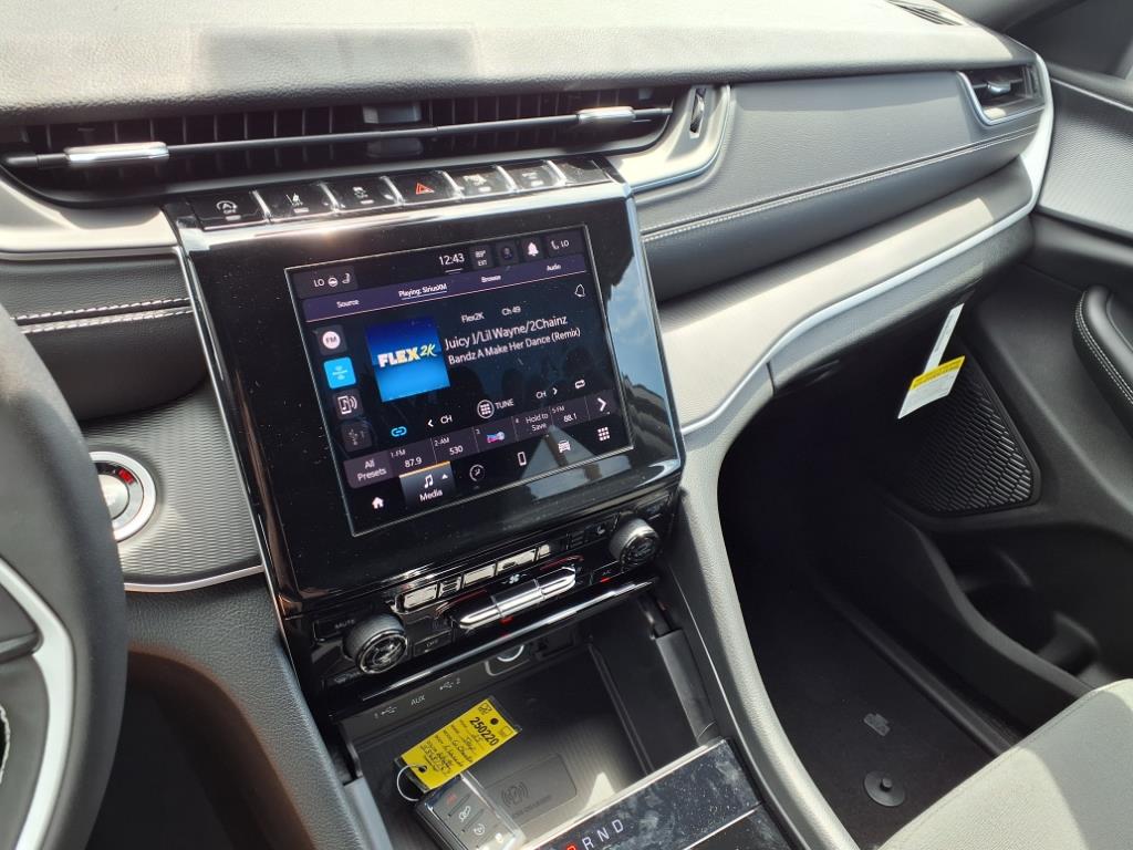 2025 Jeep Grand Cherokee Laredo X photo 8