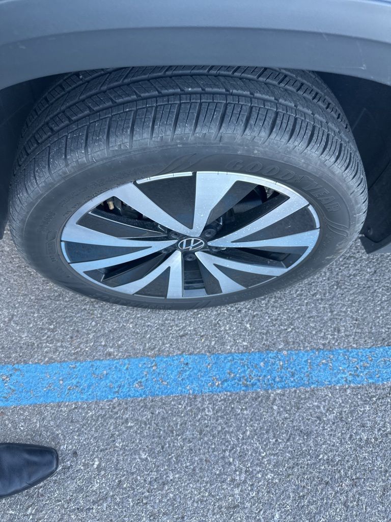 2024 Volkswagen Taos SE photo 25