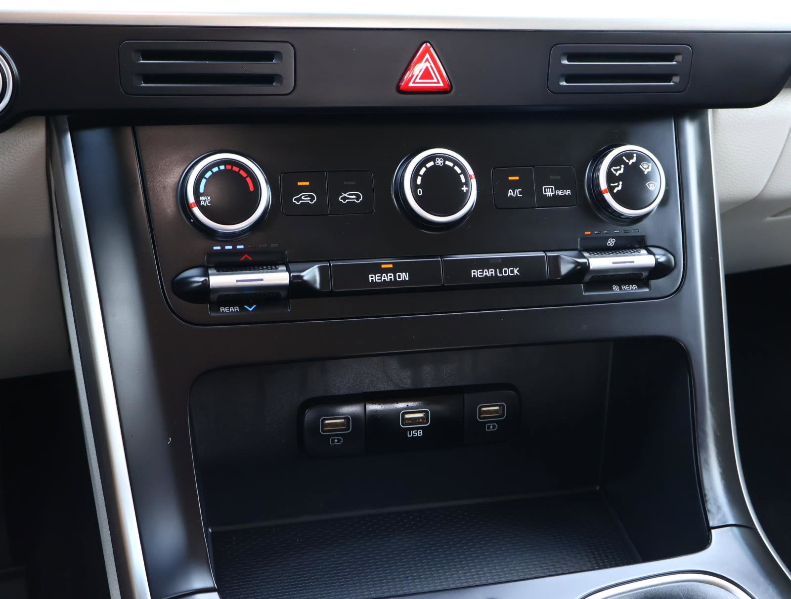 2024 Kia Carnival LX photo 25