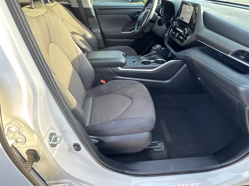 2023 Toyota Highlander L photo 12