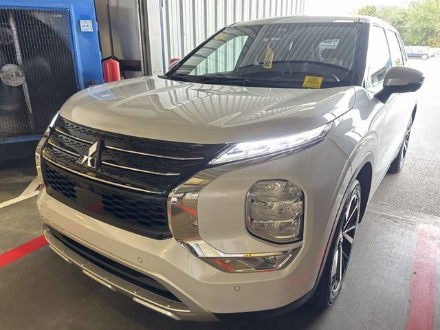 2024 Mitsubishi Outlander SE's photo
