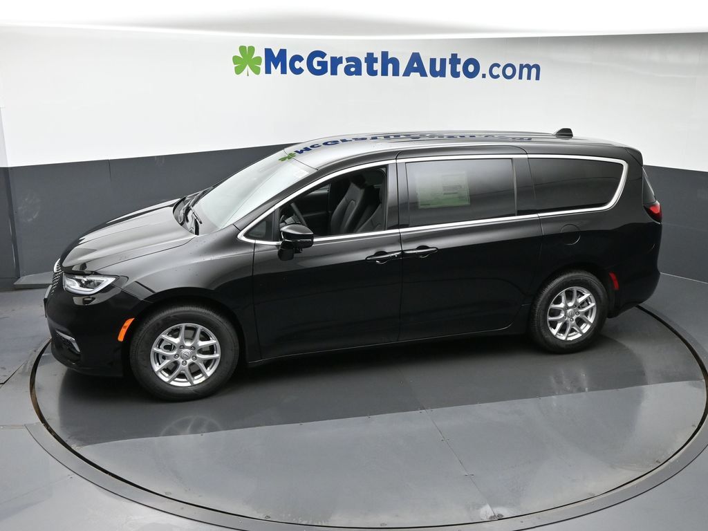 2026 Chrysler Pacifica photo 16