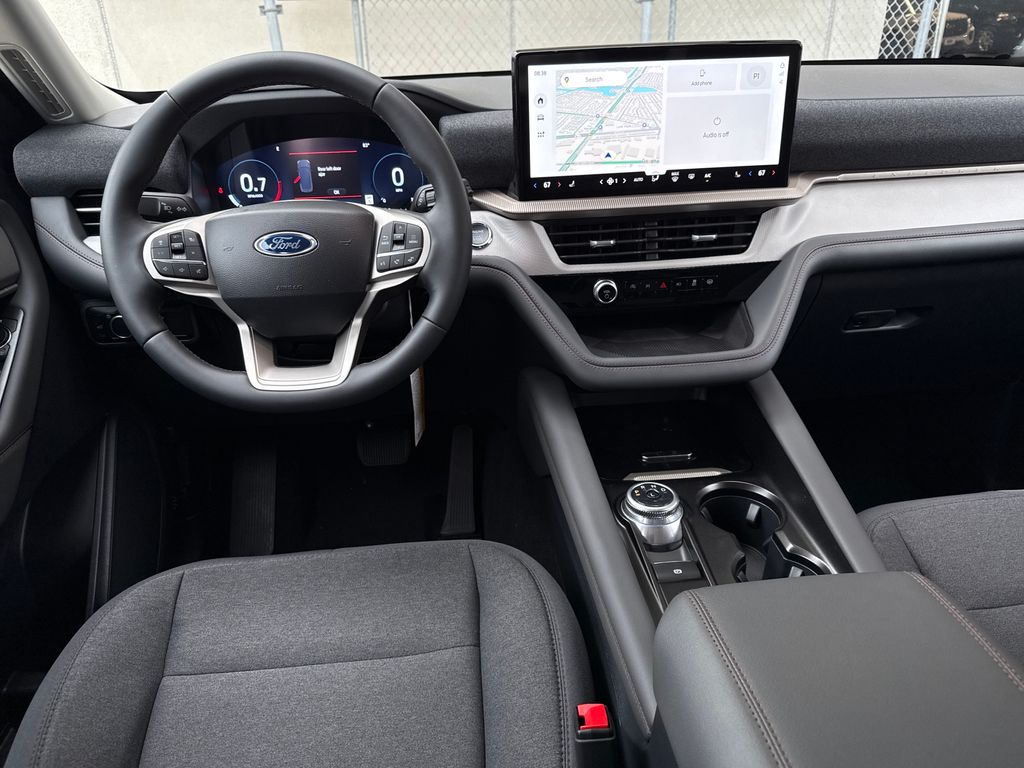 2025 Ford Explorer photo 4