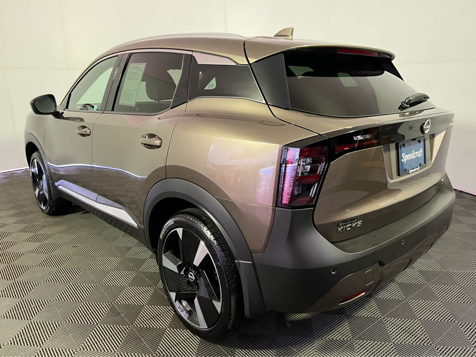 2025 Nissan Kicks SR photo 4
