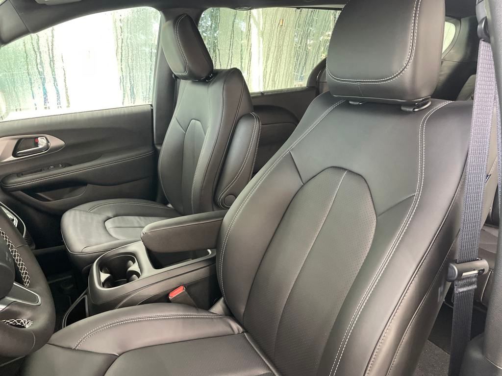 2025 Chrysler Pacifica photo 8