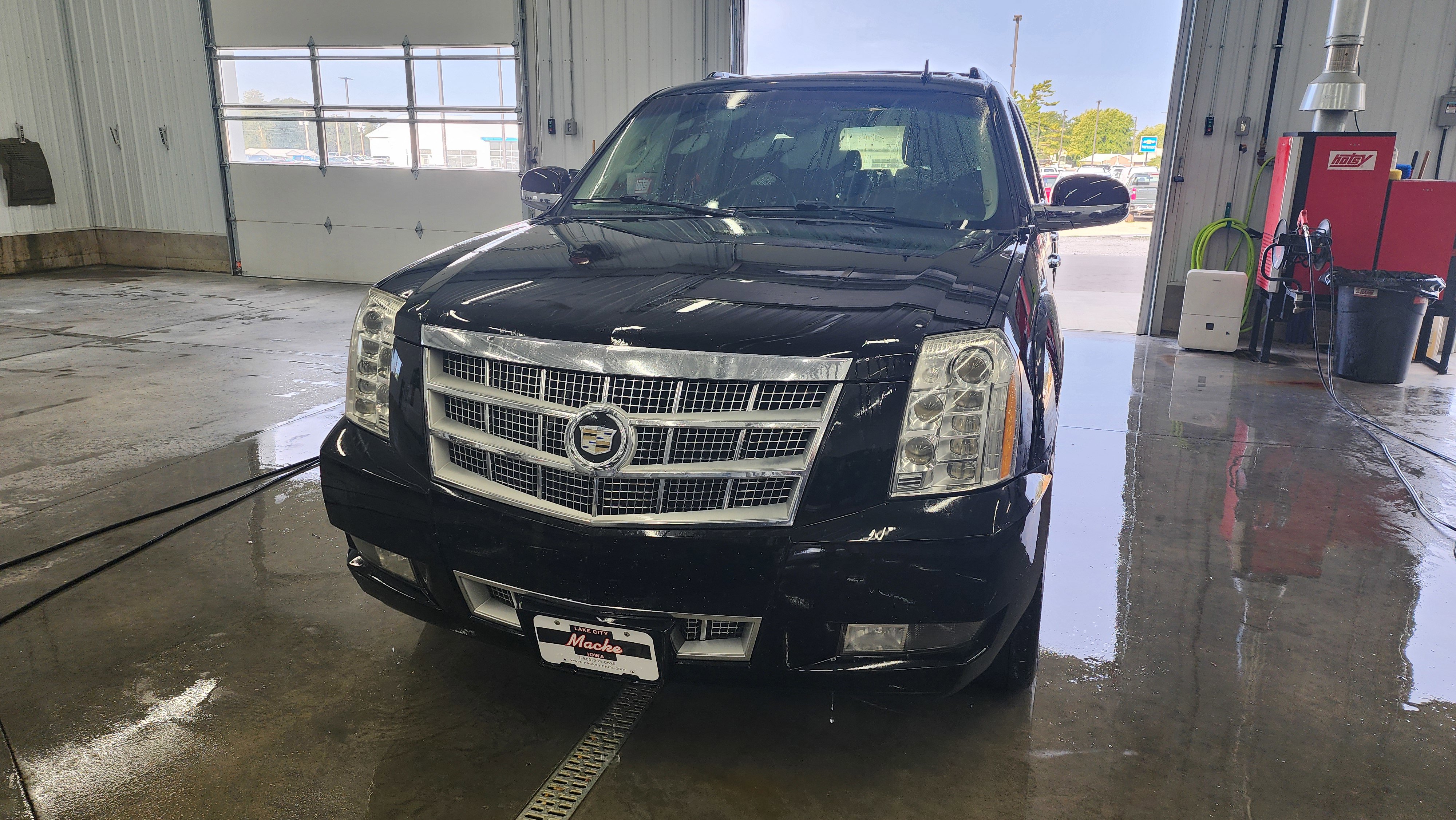Used 2010 Cadillac Escalade ESV Platinum Edition with VIN 1GYUKKEF0AR113104 for sale in Lake City, IA
