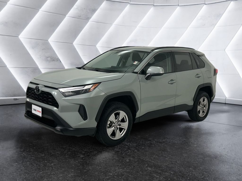 2023 Toyota RAV4 XLE photo 3