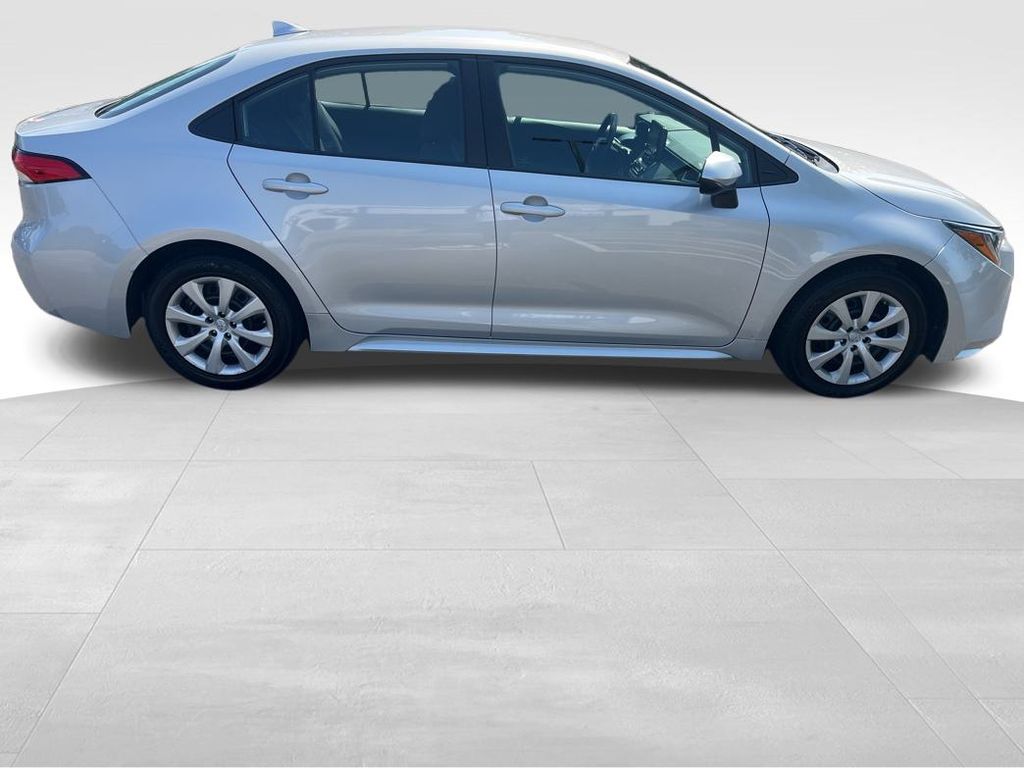 2022 Toyota Corolla LE photo 6