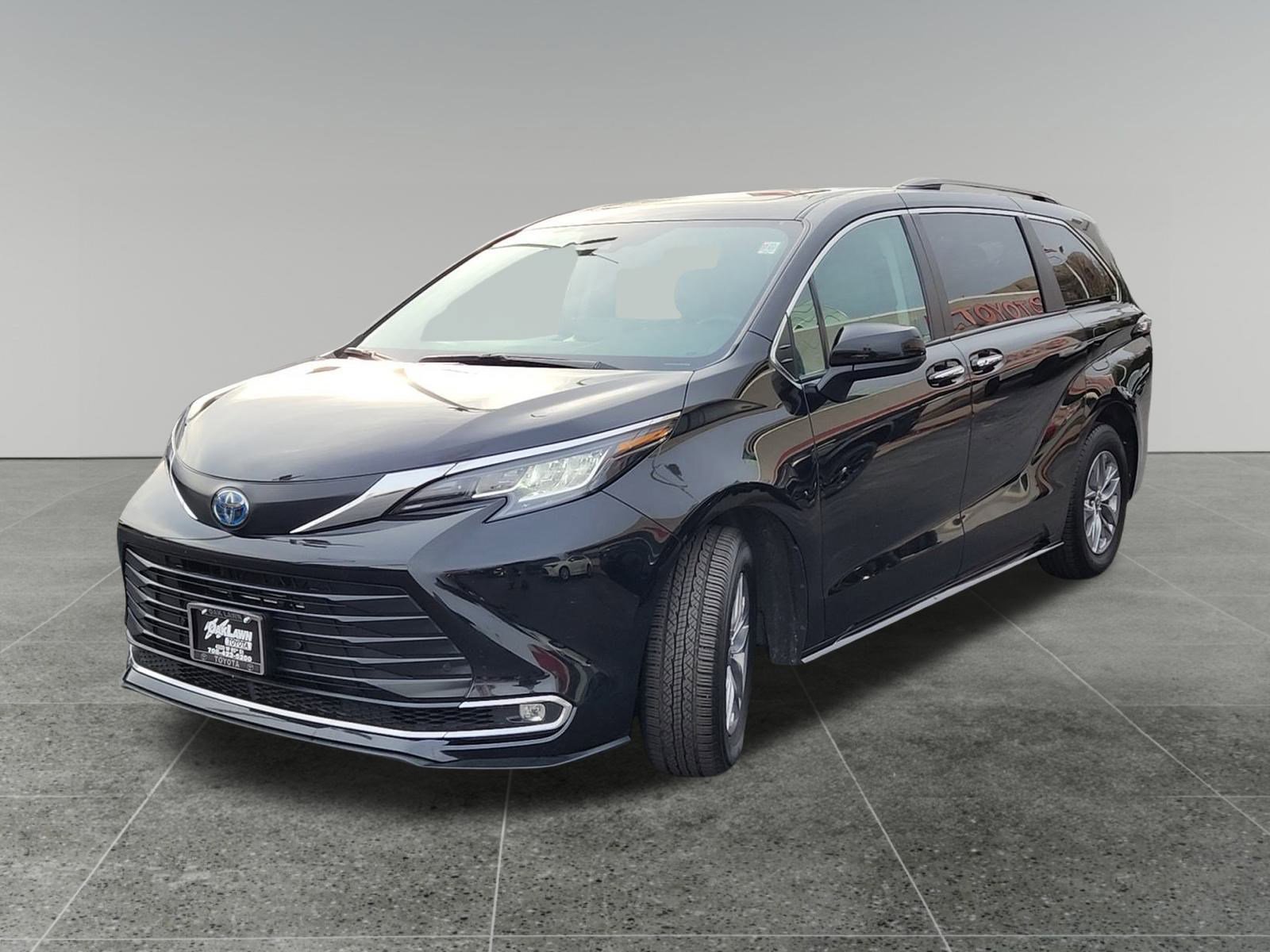 2023 Toyota Sienna XLE photo 3