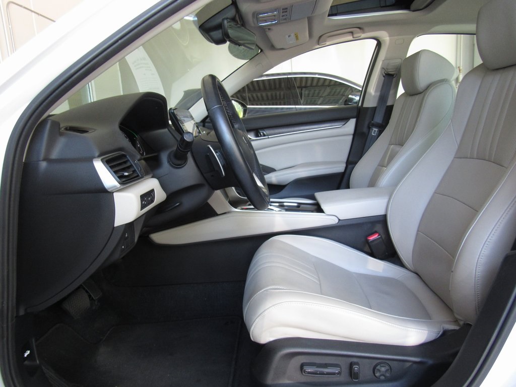 2022 Honda Accord Hybrid Touring photo 9
