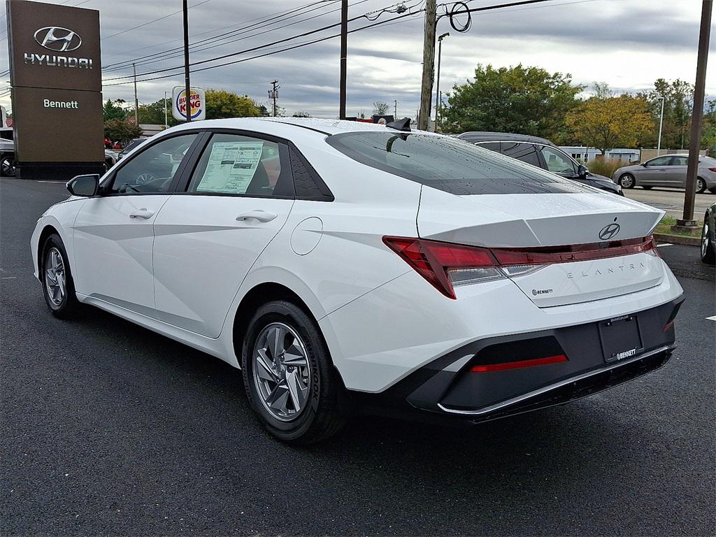 2025 Hyundai Elantra SE photo 3