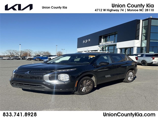 2022 Mitsubishi Outlander ES's photo