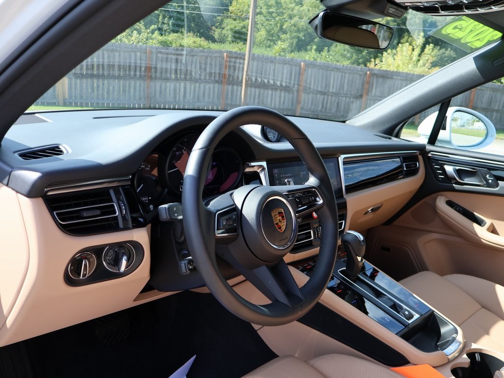 2025 Porsche Macan T photo 4