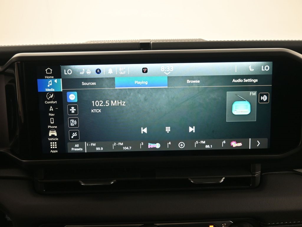 2025 Jeep Wrangler Sahara photo 4