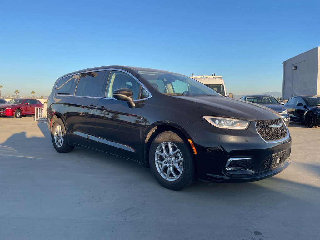 2023 Chrysler Pacifica Touring L's photo