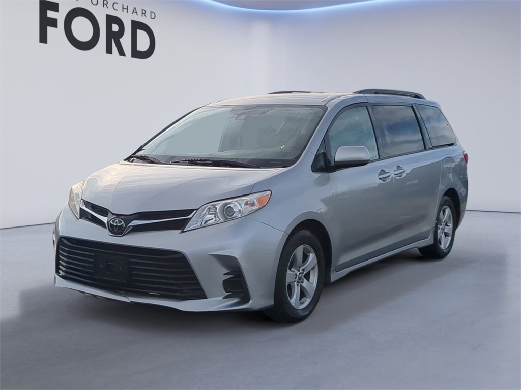 2019 Toyota Sienna LE's photo
