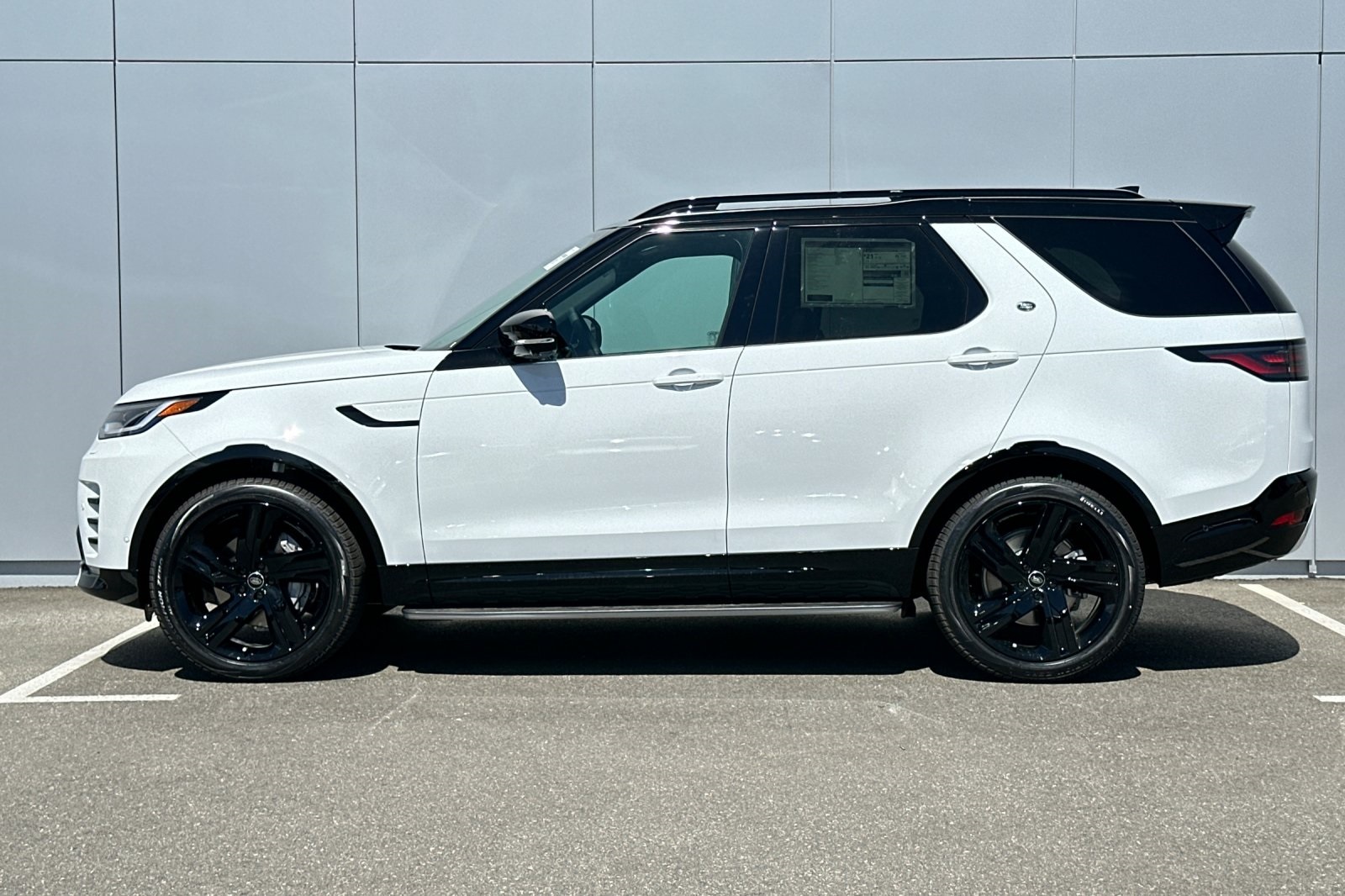 2025 Land Rover Discovery SE photo 3