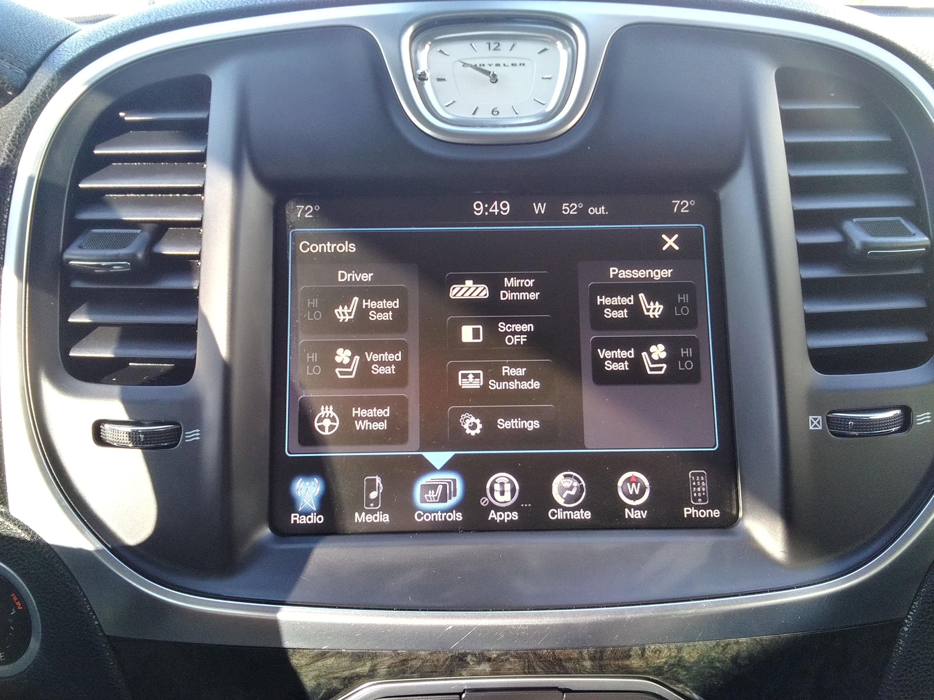 2016 Chrysler 300 C photo 17