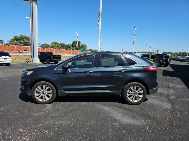 2022 Ford Edge Titanium photo 2
