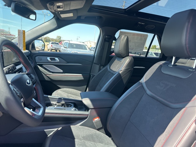 2025 Ford Explorer ST photo 28