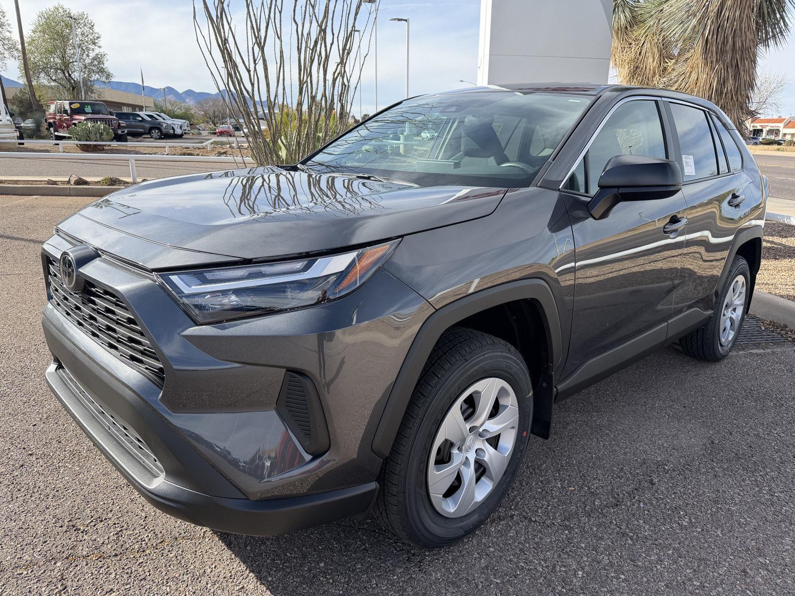 2025 Toyota RAV4 LE's photo