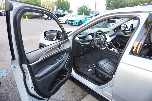 New 2023 Silver Zynith Exterior Paint Jeep Limited image 42