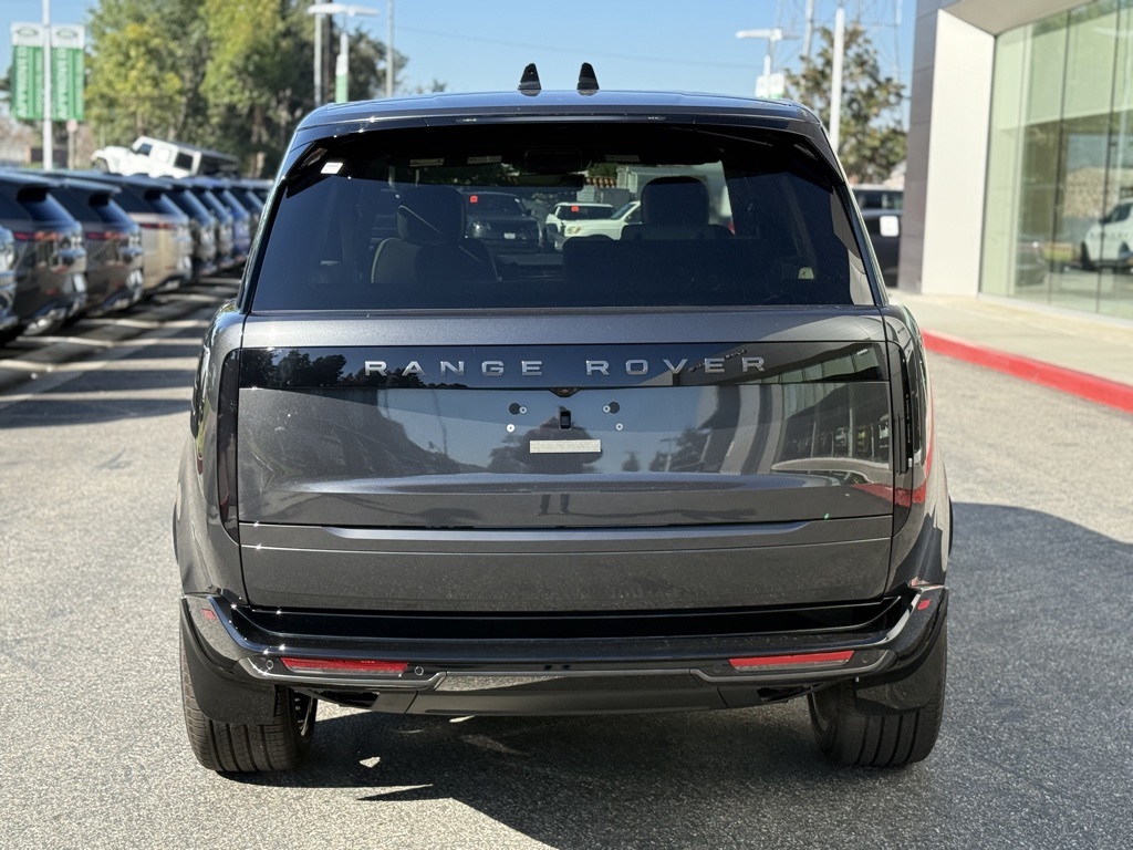 2025 Land Rover Range Rover SE photo 3