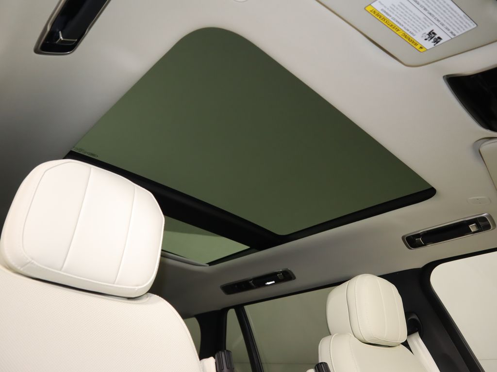 2025 Land Rover Range Rover SE photo 16
