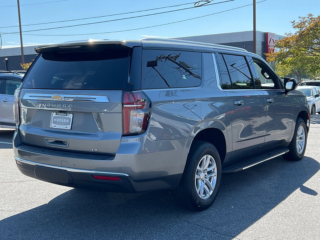 2021 Chevrolet Suburban LT photo 3