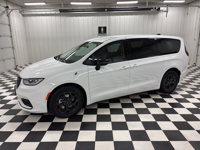 2024 Chrysler Pacifica PHEV Select's photo