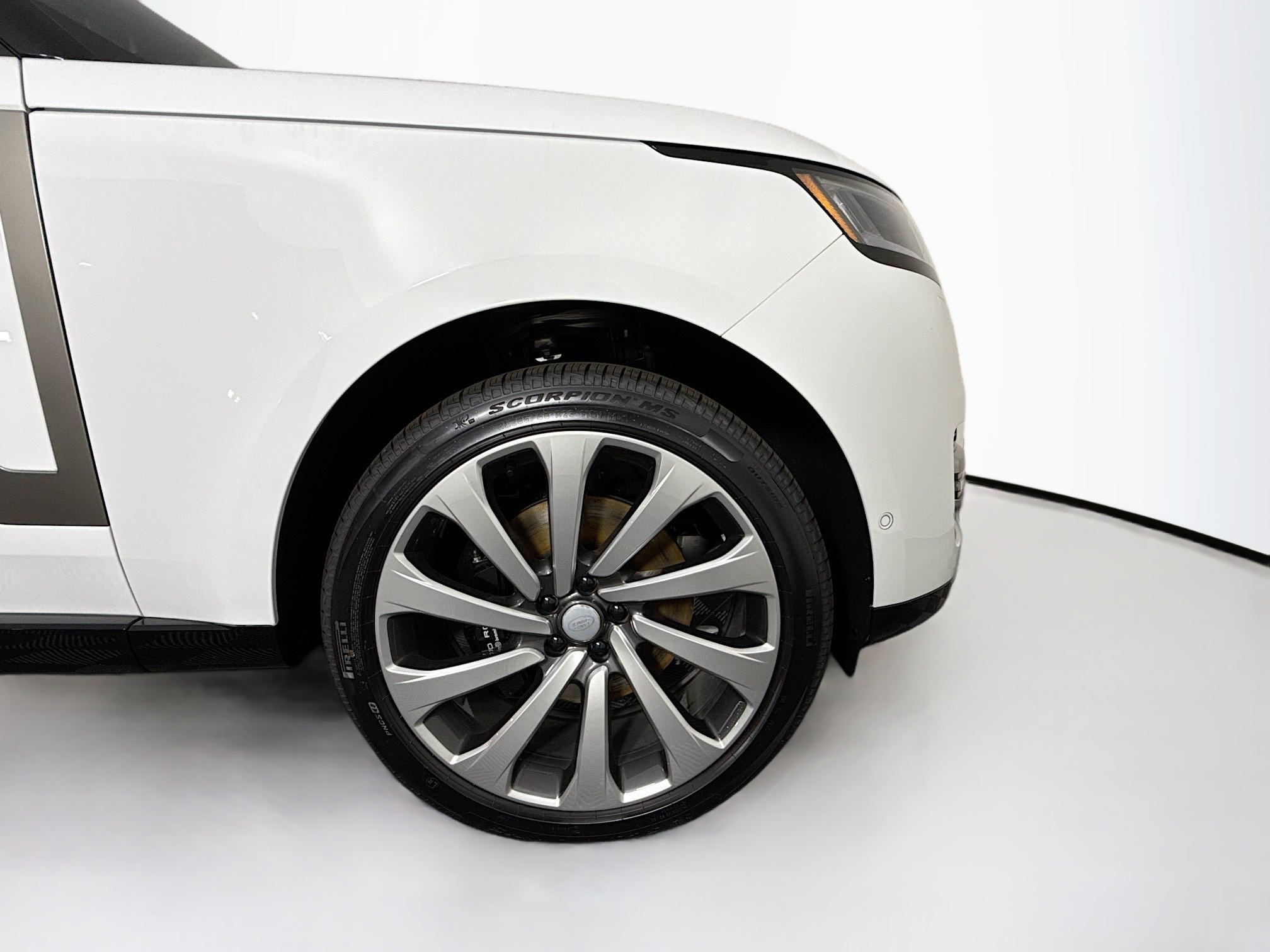 2025 Land Rover Range Rover SE photo 9