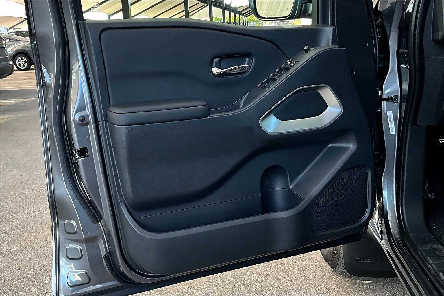 2025 Nissan Frontier SV photo 11