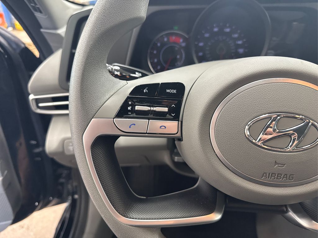 2022 Hyundai Elantra SEL photo 29