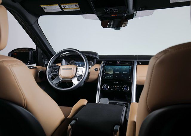 2023 Land Rover Discovery Metropolitan Edition photo 11