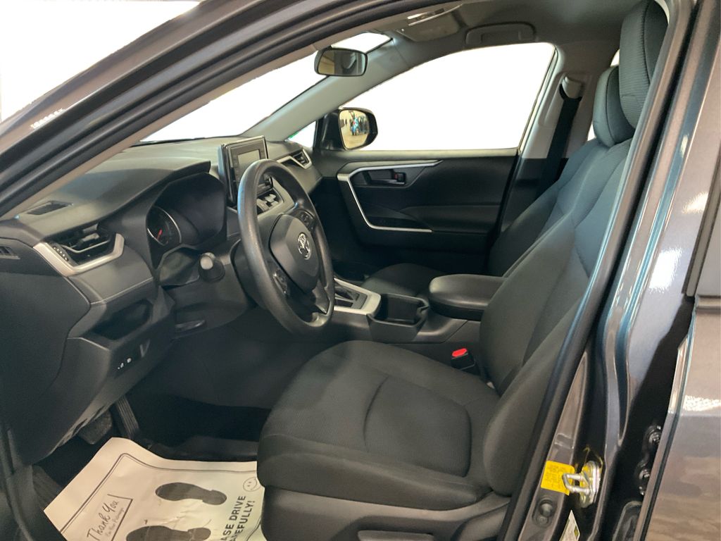 2022 Toyota RAV4 LE photo 9