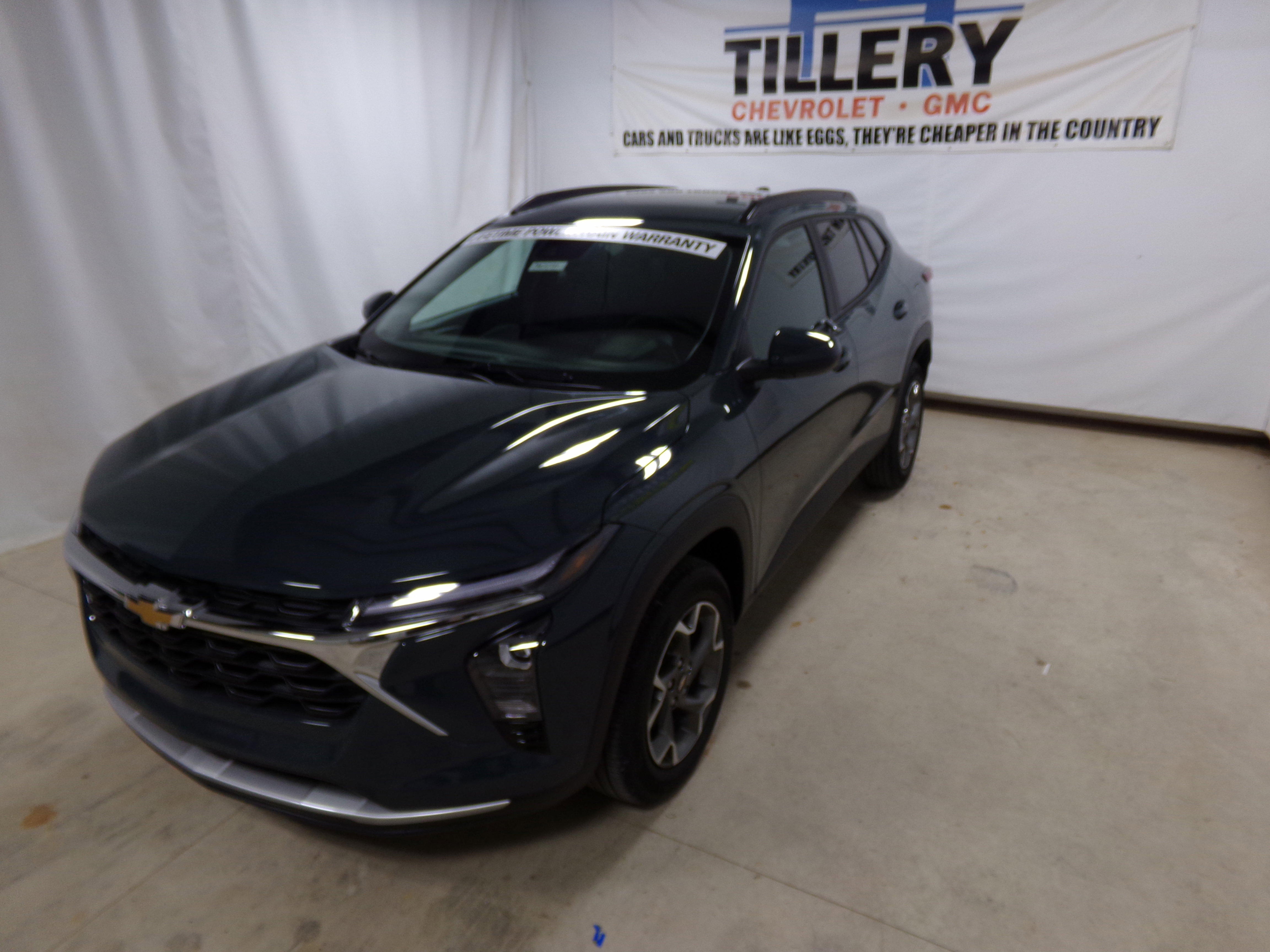2025 Chevrolet Trax LT photo 2