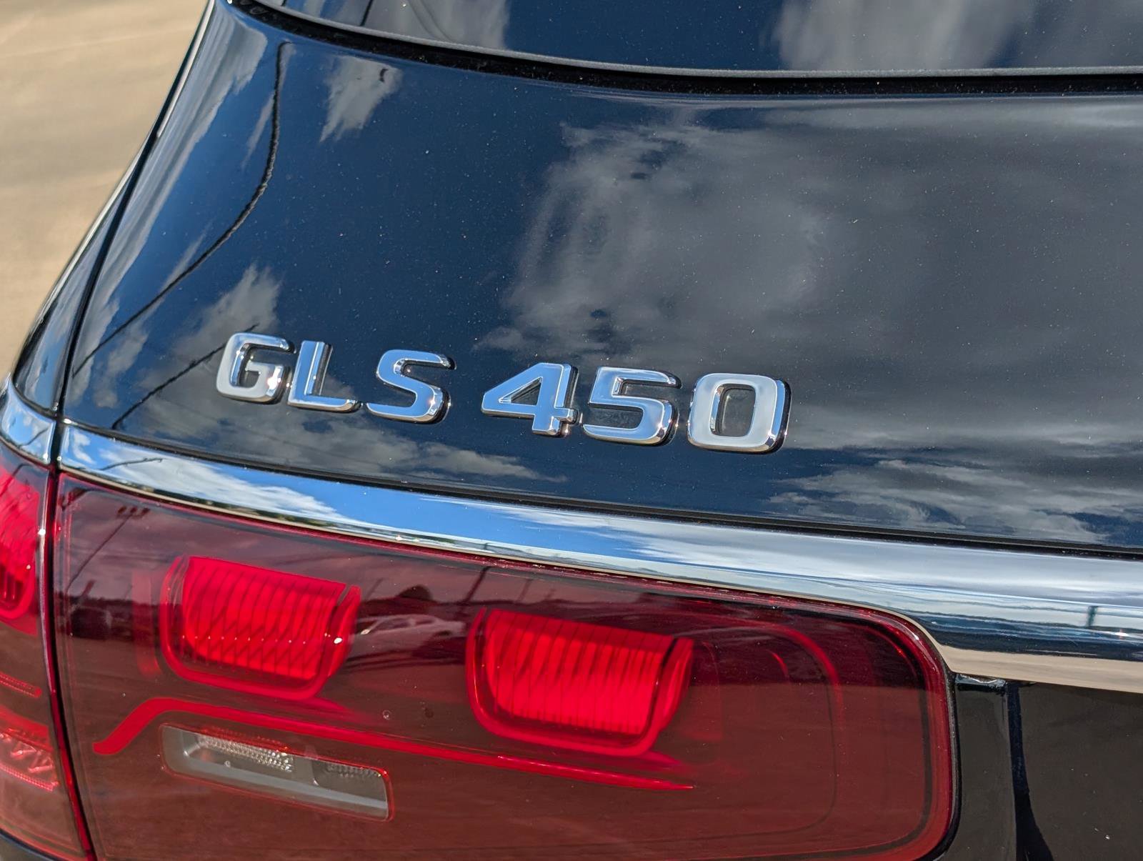 2024 Mercedes Benz GLS 450 4MATIC photo 3