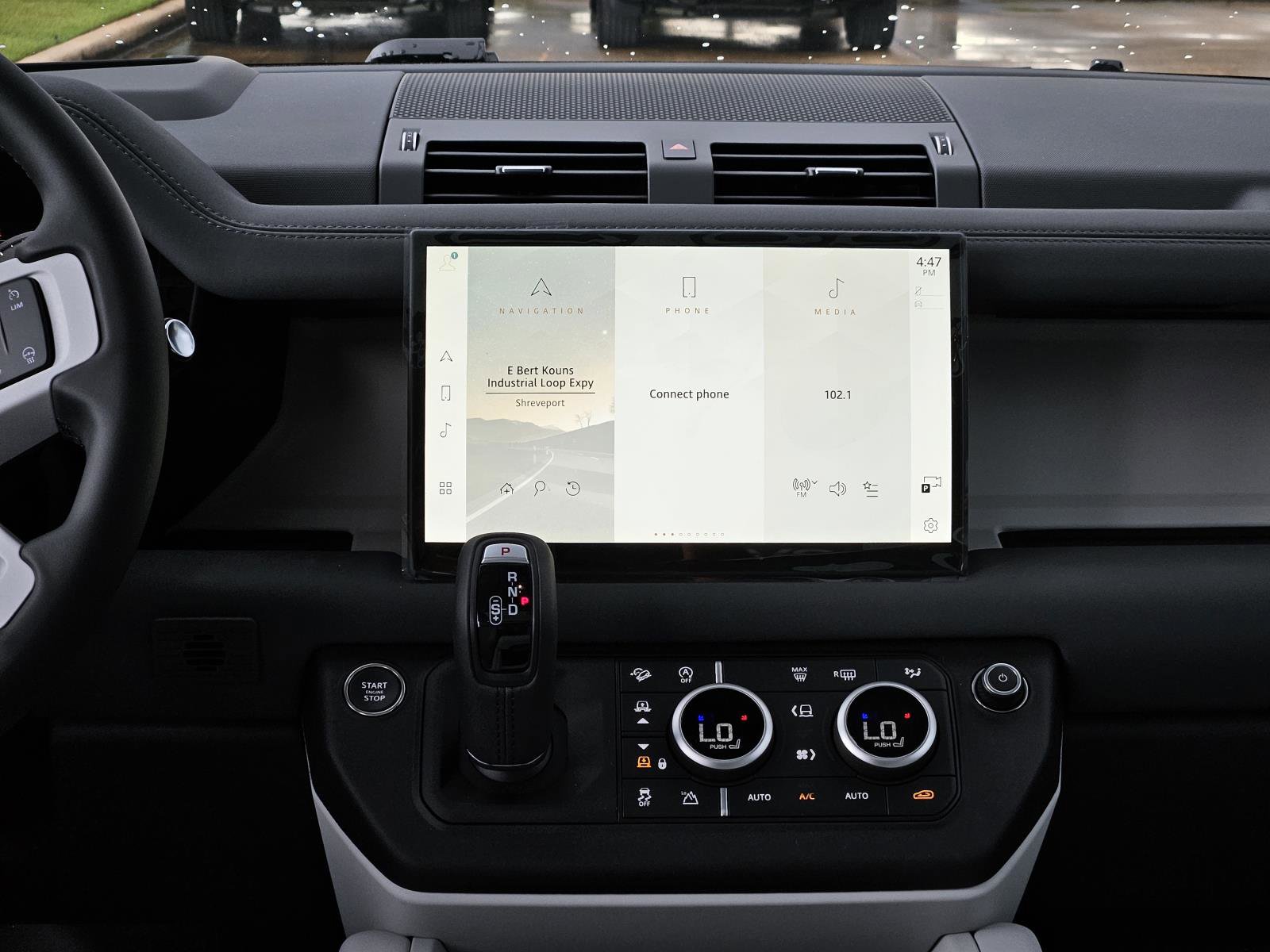 2025 Land Rover Defender 130 S photo 13